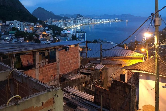A socio-educational and gastronomic experience in the Vidigal favela - Downhill on foot: narrow alleys, close-up Rio, and good shoes