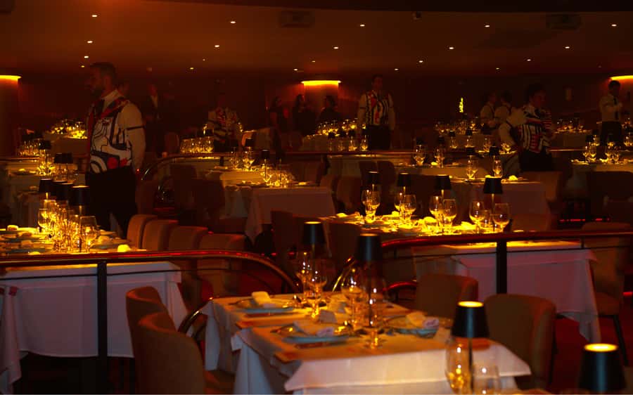 By Night Tour: Roxy Dinner Show & Transfer - Timing, waiting, and the “small surprises” of a nightclub show