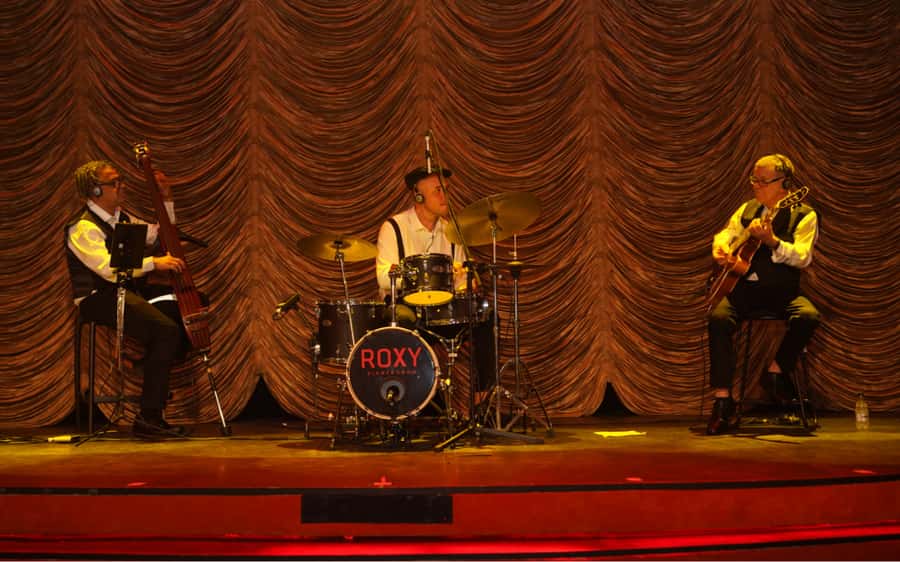 By Night Tour: Roxy Dinner Show & Transfer - Which package fits you: Standard vs Premium