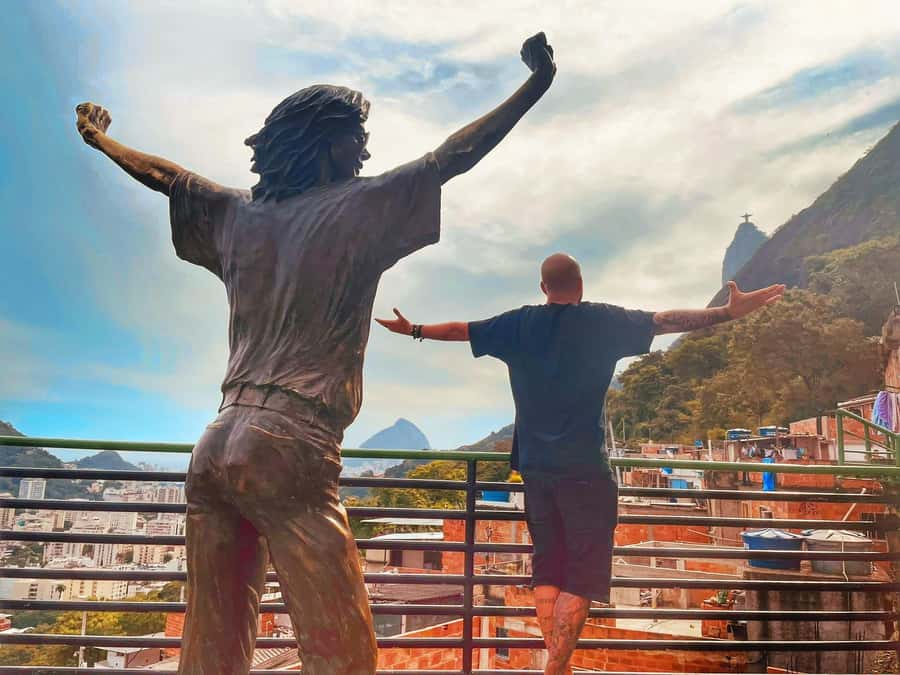Favela Santa Marta: Walking Tour with local guide - Dona Marta arts center and sports center: why the stop list matters