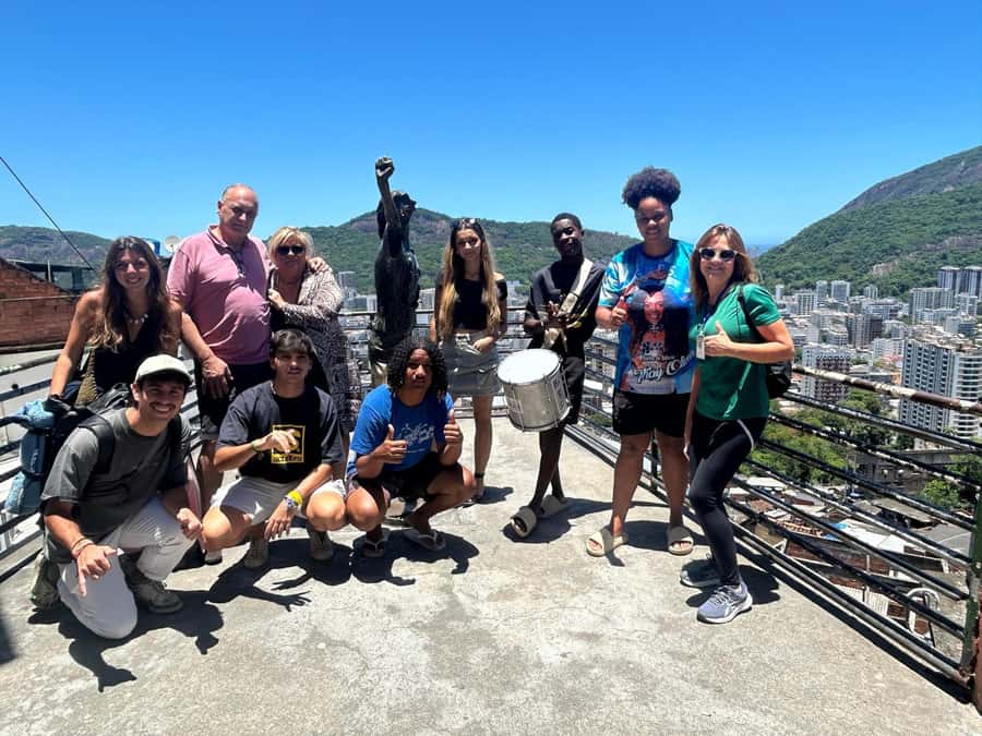 Favela Santa Marta: Walking Tour with local guide - Handicraft shops and the Residents’ Association: how the tour supports local life
