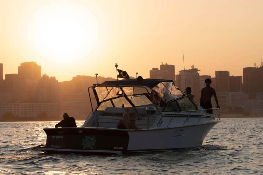 Glória: Sunset Speedboat Cruise with Drinks and Snacks - Guanabara Bay highlights: Museum of Tomorrow and the quick photo circuit