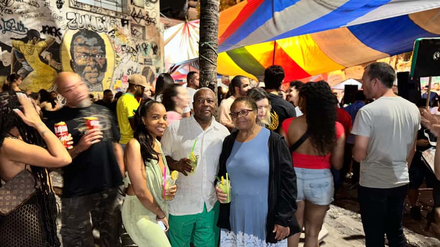 Pedra do Sal: Live Samba Night with Local Guide & Drink - Safety in a crowded party zone: what “staying together” really means