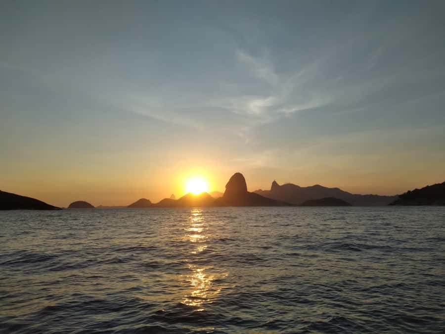 Rio de Janeiro: Boat Tour - Sunset with Beer - Red Beach, Copacabana, Arpoador: the Rio coast in motion