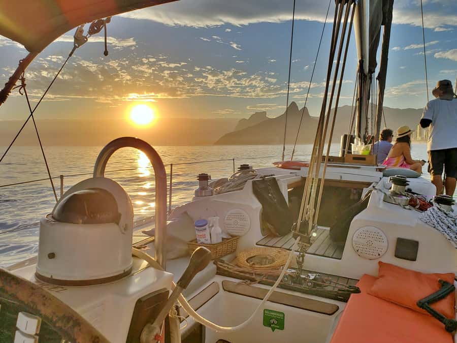 Rio de Janeiro: Guanabara Bay Sunset Sailing Tour & Drinks - Sailing past Sugarloaf Mountain on the way out