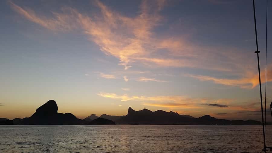 Rio de Janeiro: Guanabara Bay Sunset Sailing Tour & Drinks - Marina da Glória check-in: where timing gets real