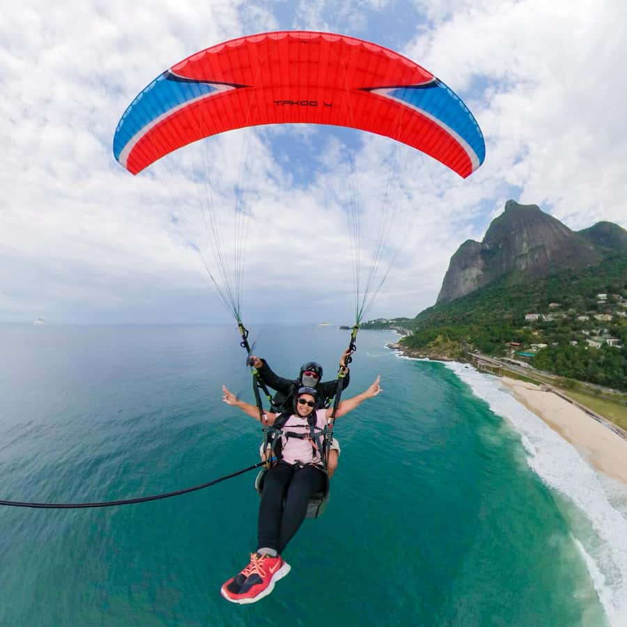 Rio de janeiro : Paragliding Tandem Flights over Rio - The pre-flight briefing: simulation, safety checks, then cameras