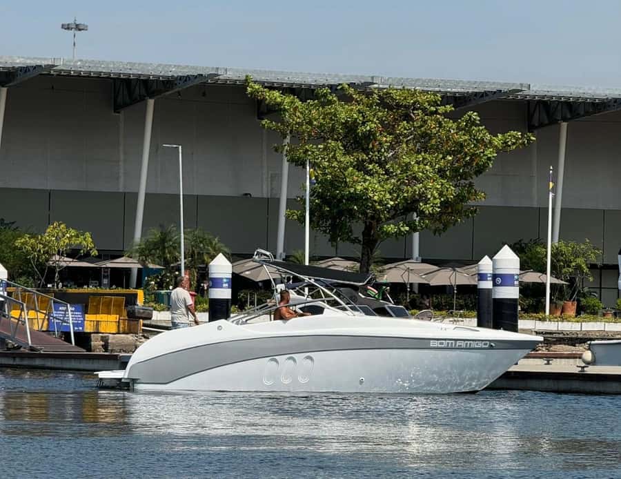 Rio de Janeiro: Private Speedboat Trip - On-Board Comfort Details: Bluetooth, Coolers, Bathroom, and Speedboat Living