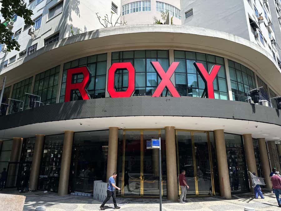 Rio de Janeiro: Roxy Dinner Show with Hotel Pickup - Roxy in Copacabana: old cinema vibes meet a nightclub show floor