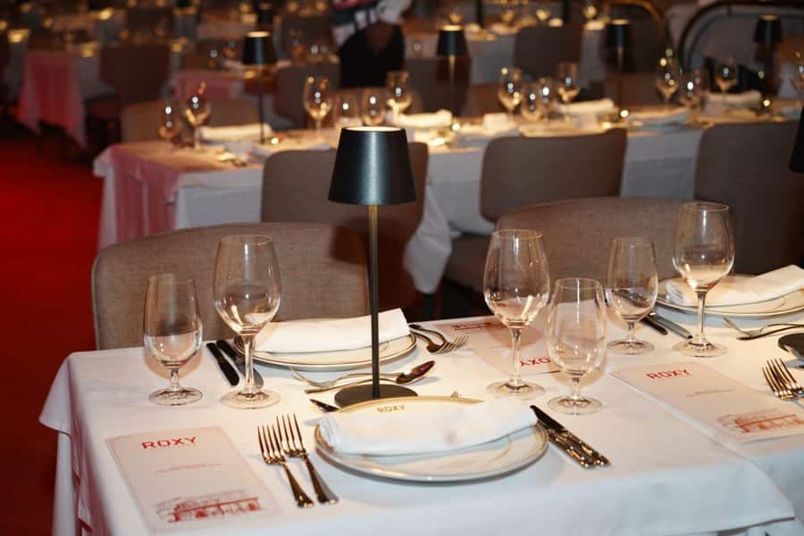 Rio de Janeiro: Roxy Dinner Show with Hotel Pickup - What the Art Deco architecture adds to the night