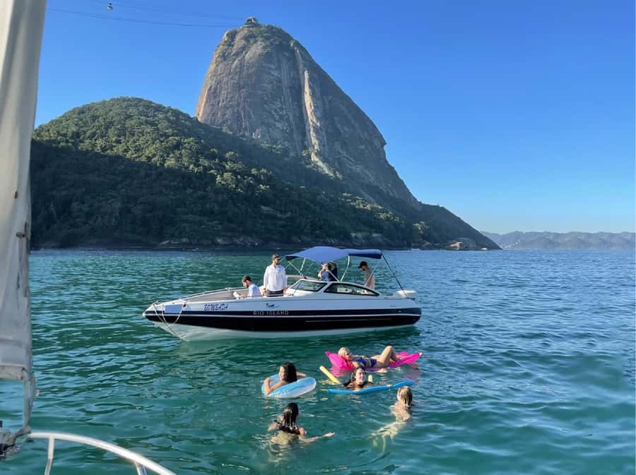 Rio de Janeiro: SpeedBoat Tour - Beach Tour with Beer - Niterói Contemporary Art Museum: a quick cultural angle from across the bay