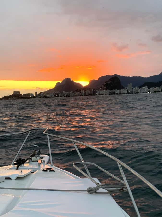 Rio de Janeiro: SpeedBoat Tour - Sunset with Beer - Copacabana and Arpoador: the postcard coastline, moving in real time