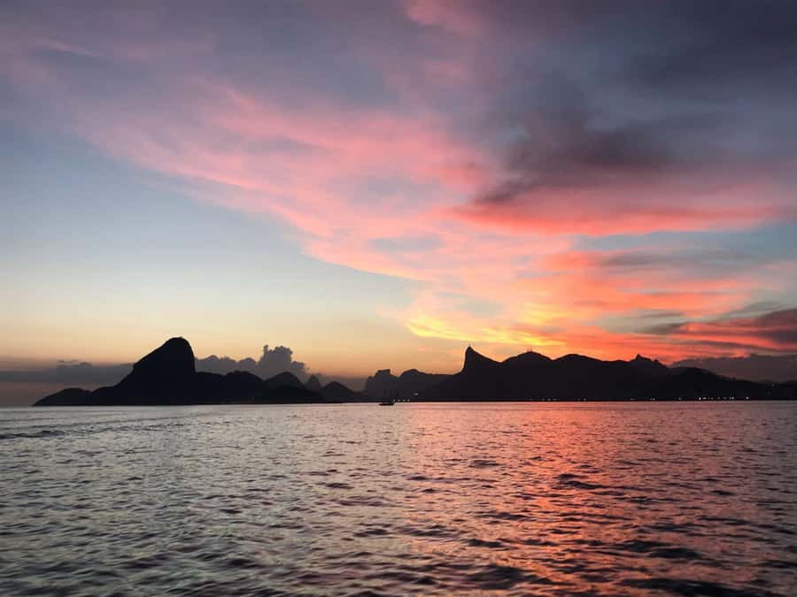 Rio de Janeiro: SpeedBoat Tour - Sunset with Beer - Beer toast and onboard comfort: what you get for your $56