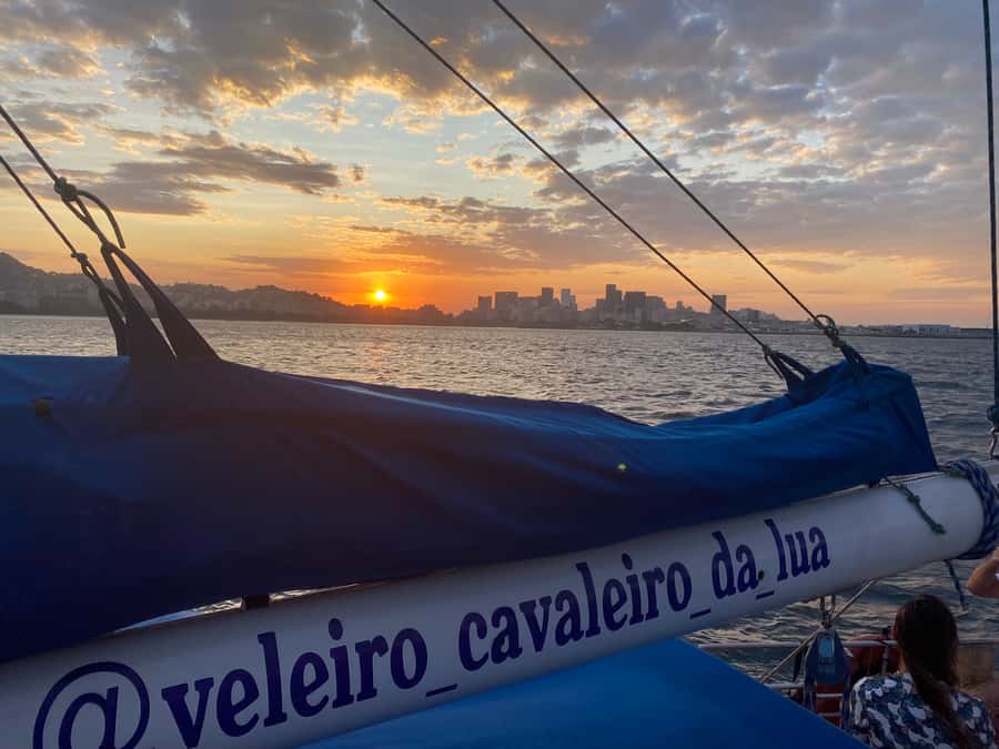 Rio de Janeiro: Sunset Sailboat Tour with Open Bar - Meeting Rio After Dark: Returning to Mureta da Urca
