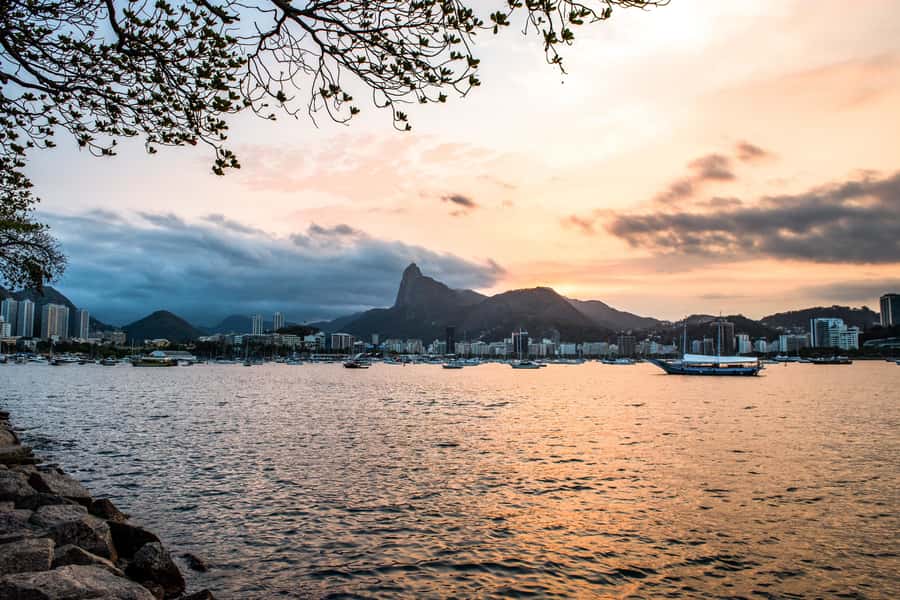 Rio: Guanabara Bay 2-Hour Boat Tour - Crossing Toward Niterói: Beaches, Stones, and Bay Geography