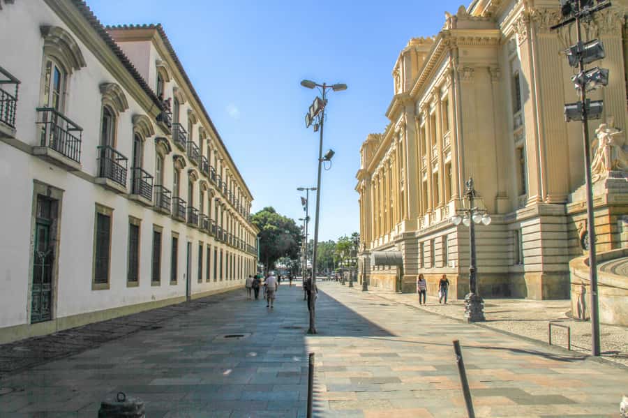 Rio: Historical Walking Tour - Churches and Cultural Centers: Largo da Candelária, Post Office, and Candelária Church